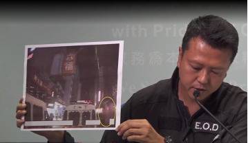 香港警方展示遥控炸弹在警车附近爆炸的照片。图源：港媒