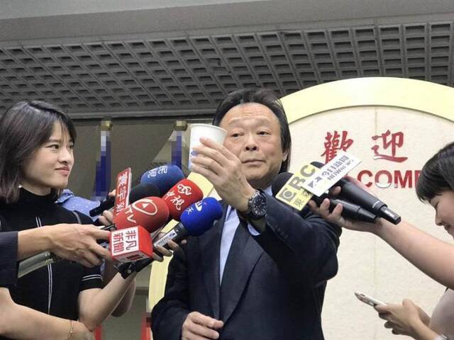 柯文哲自称“吸毒” 民进党议员要柯“交尿”