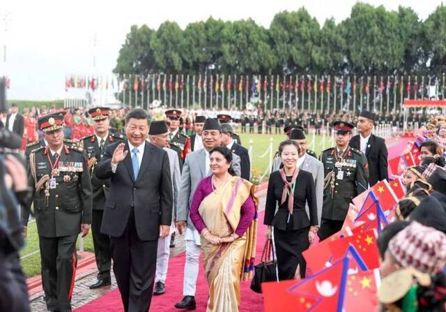 10月12日，国家主席习近平乘专机抵达加德满都，开始对尼泊尔进行国事访问。尼泊尔总统班达里在机场为习近平举行具有浓郁尼泊尔民族特色的欢迎仪式。新华社记者高洁摄