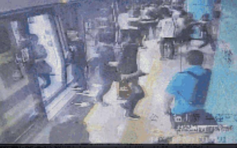 深圳地铁上大喊“趴下有地雷”，5人拍视频恶搞被判刑