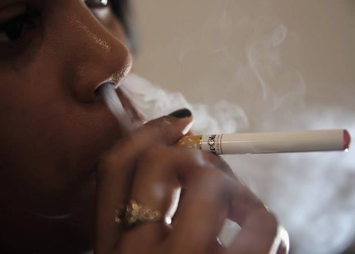 美国至今已有近1300人疑因吸食电子烟导致严重肺病至少26人死亡