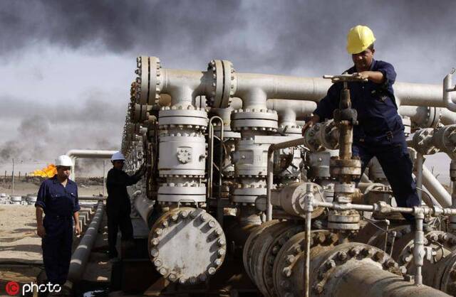 2009年，伊拉克工人在鲁迈拉炼油厂@IC Photo