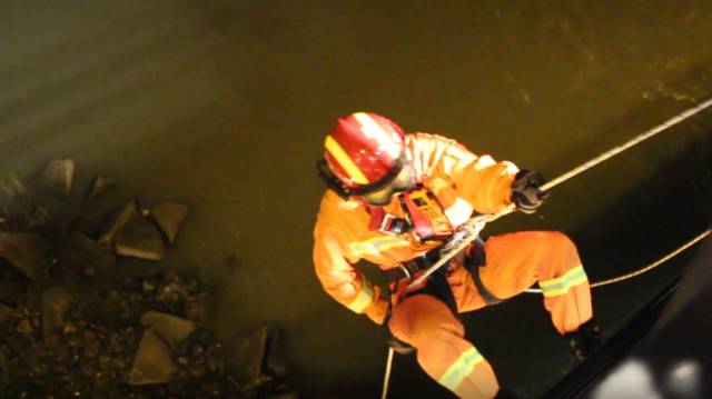 绵阳河道涨水9人被困湖心岛，消防冒雨利用绳索吊升救援