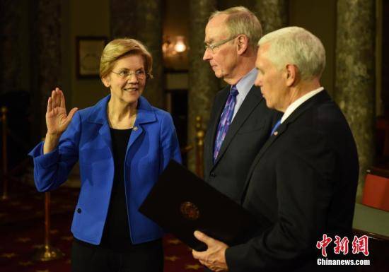 当地时间2019年1月3日，美国第116届国会开幕。民主党女参议员伊丽莎白·沃伦参加宣誓仪式。她于日前宣布准备参加2020年总统竞选。中新社记者陈孟统摄