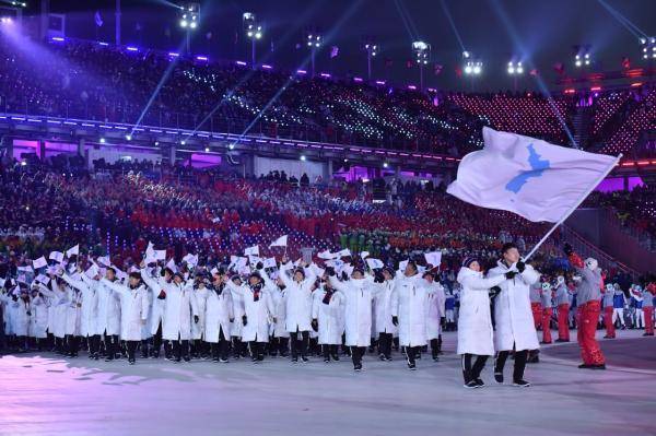 朝韩两国代表团在平昌冬奥会开幕式上举“朝鲜半岛旗”共同入场。新华社图