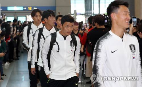 13日，韩国男足从仁川机场出发，前往北京。（韩联社）