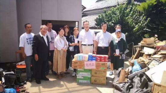 （2018年7月22日，中国驻日本大阪总领事李天然‘右四’看望日本冈山县暴雨灾区侨胞。图源：新华网|中国驻大阪总领馆）