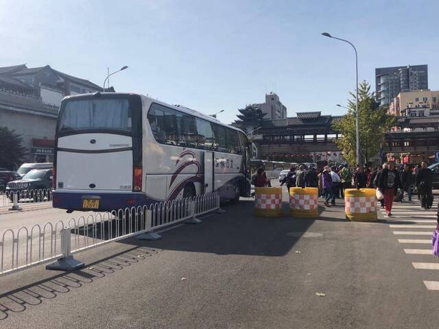 朝阳区北辰路五百米距离停70辆大巴，交警称会加强管理