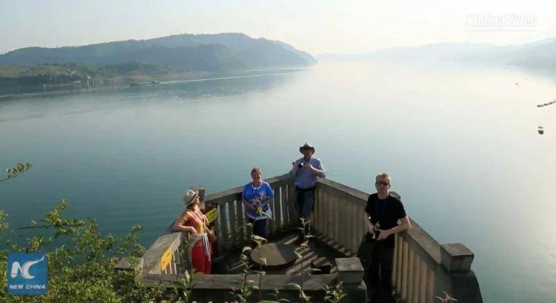 ▲外国游客在玉印山上的观景台。（新华社报道截图）