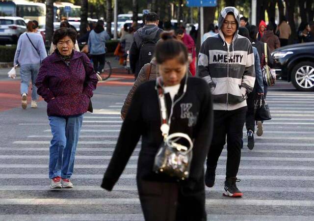 北京晴冷“模式”继续 市民冬装上阵