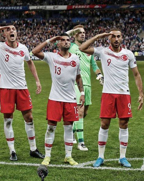 对阵法国比赛中，土耳其球员在进球后行“军礼”庆祝图自Instagram