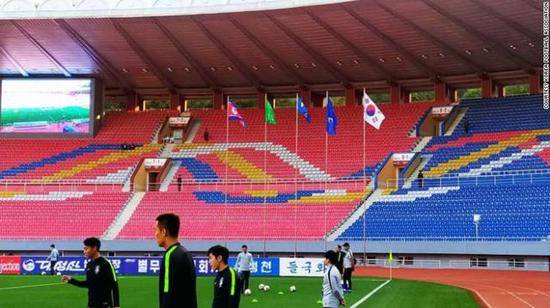 金日成体育场升起韩国国旗图片来自AP