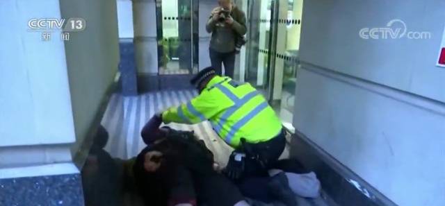 英国示威者破坏政府大楼 被警方逮捕