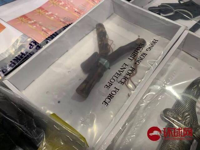 香港警方展示缴获的暴徒装备 触目惊心(图)