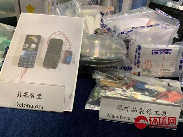 香港警方展示缴获的暴徒装备 触目惊心(图)