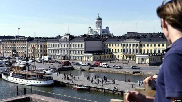 ▲芬兰首都赫尔辛基的市场广场和总统府远眺（路透社）