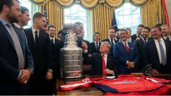 特朗普白宫接待北美冰球联赛冠军队 还调侃队员