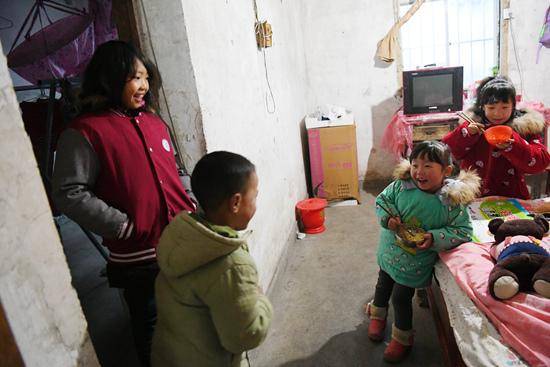 2018年1月12日，安徽省六安市舒城县晓天镇，孩子们端着饭碗串门。视觉中国供图