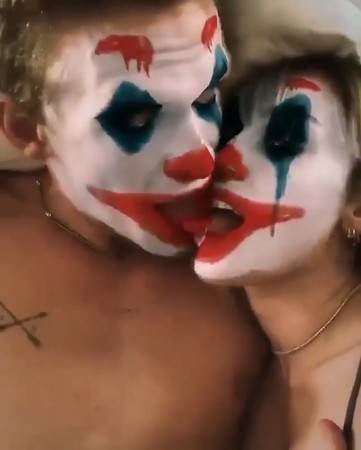 麦莉与男友用小丑滤镜舌吻