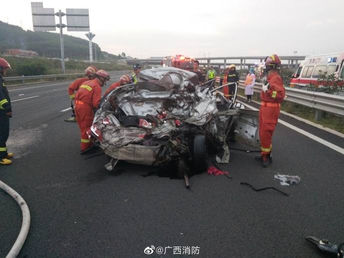 广西柳州一半挂车撞上轿车 5人当场死亡