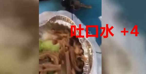 客户不愿下楼取餐？上海一外卖员往食物连吐口水被曝光