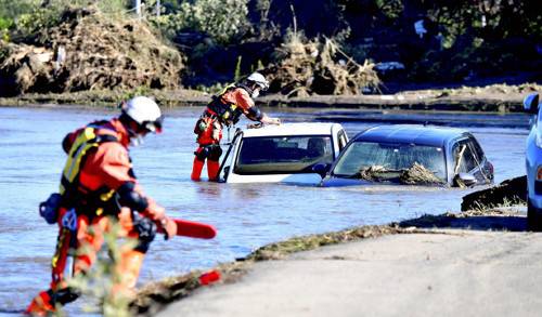  16日，长野县救援人员在继续搜救失踪人员（《读卖新闻》）