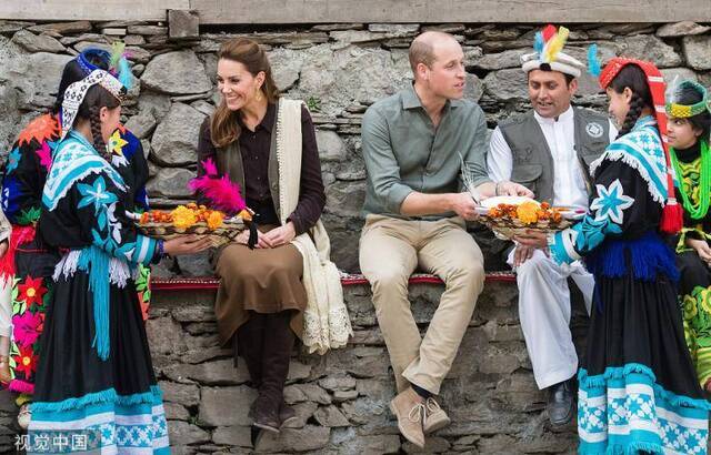 威廉王子夫妇首访巴基斯坦，乘嘟嘟车参加欢迎晚宴
