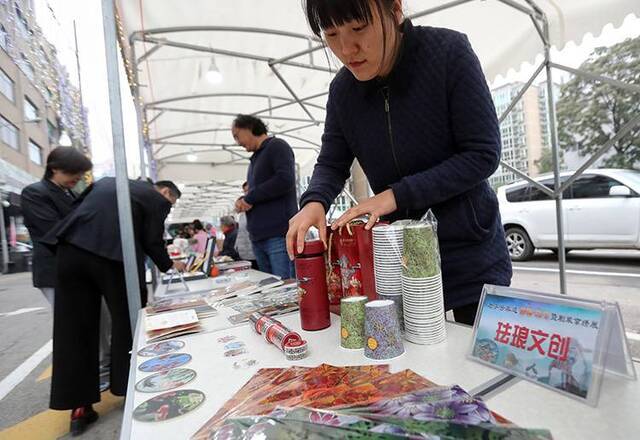 穿剧装纳鞋底来珐琅厂“打包”体验非遗组图