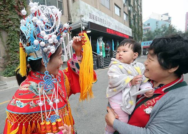 穿剧装纳鞋底来珐琅厂“打包”体验非遗组图