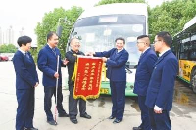 车厢常备雨伞 候客多等几秒