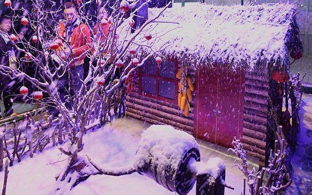 记者探展︱VR滑雪、冰壶体验，冬博会首日现场什么样？