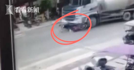水泥罐车撞倒摩托车 骑手瞬间跳起逃过一劫(图)