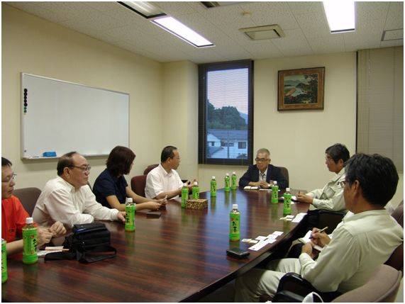 本文作者岳光（左四）与日本中小企业家座谈。