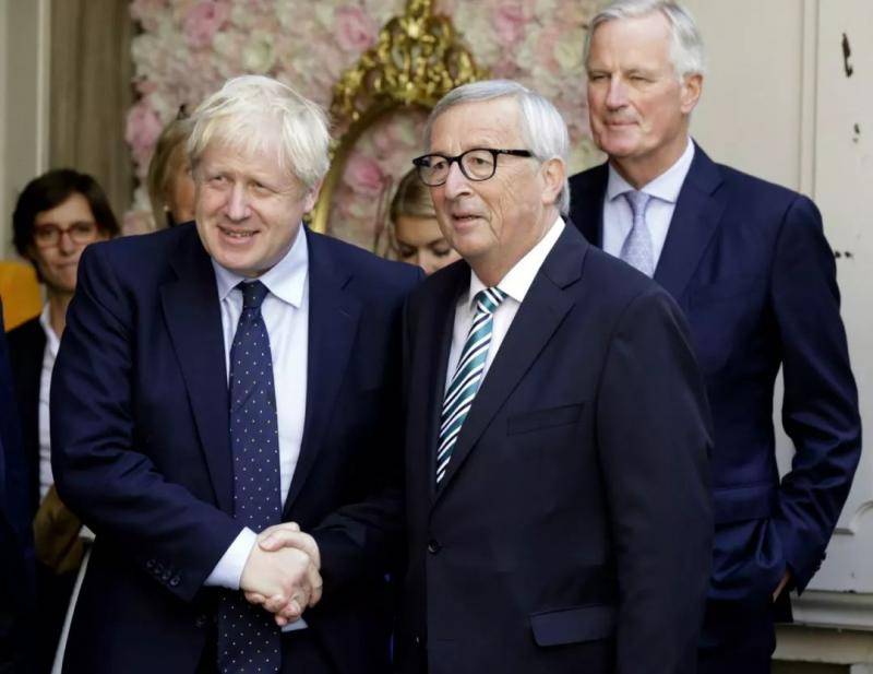 9月16日，在卢森堡，英国首相鲍里斯·约翰逊（左）与欧盟委员会主席容克在会谈前握手。新华社/美联