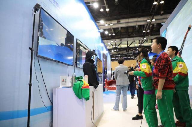 VR滑雪、真冰冰壶体验场亮相2019冬博会石景山展区