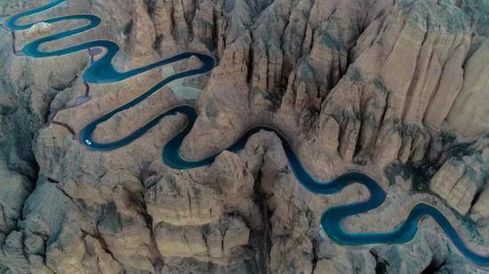 （图：地处甘肃景泰县的一条山路。）