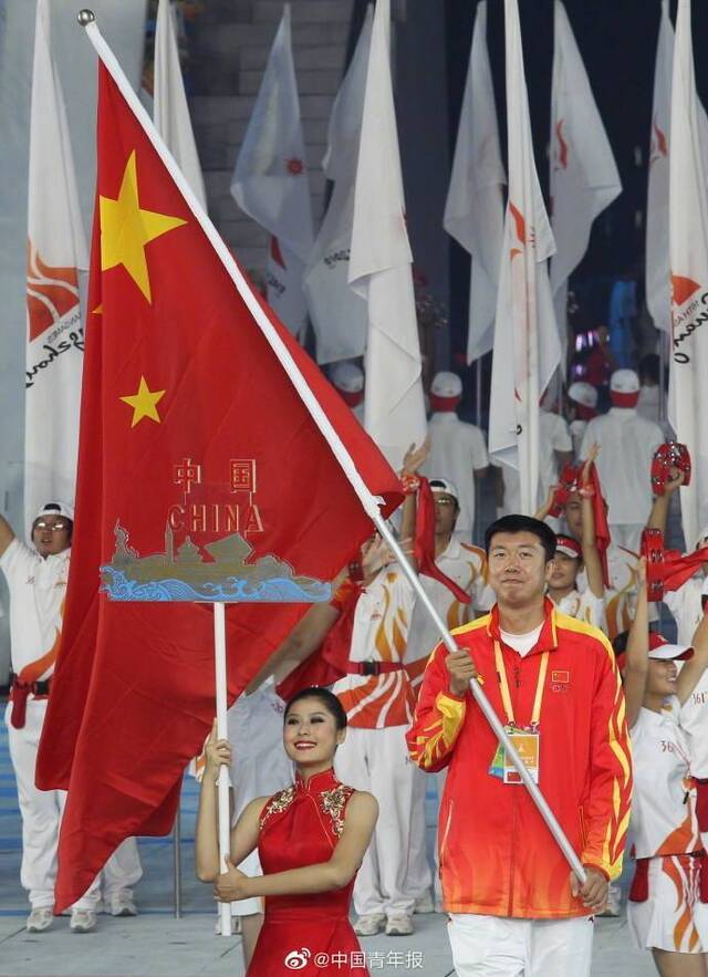 图为2010年广州亚运会闭幕式上王治郅担任中国代表团旗手。视觉中国供图