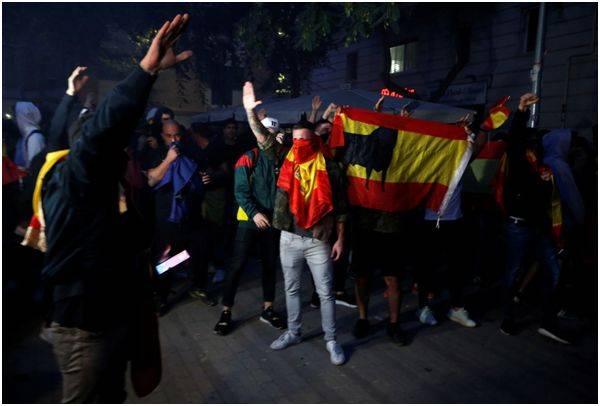 （示威者涂污西班牙国旗。图源：路透社）
