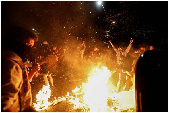 （示威者17日晚在巴塞罗那街头纵火。图源：路透社）