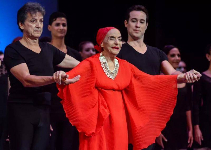 这是2016年10月28日，阿莉西亚·阿隆索（中）在哈瓦那国际芭蕾舞节上向观众致意的资料照片。新华社发（华金·埃尔南德斯摄）
