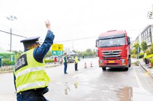 高速公路入口货车超限超载治理 昆明在行动