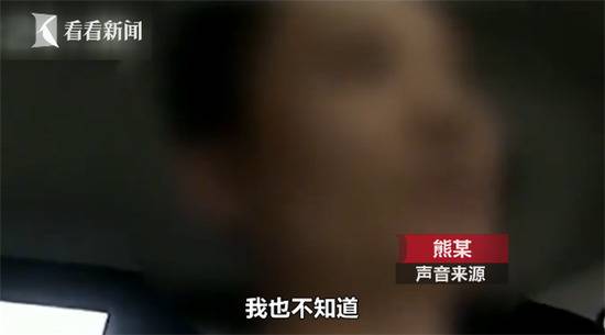 醉酒男子跳上奥迪车顶“蹦迪” 引擎盖都踩坏了