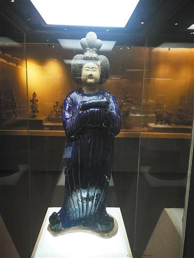 江上在重庆大学博物馆拍摄的唐三彩人物塑像。受访者供图