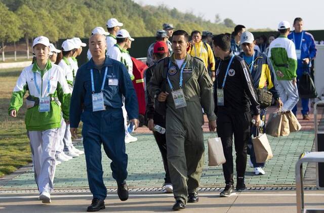 ​军运赛场 空军五项飞行比赛传捷报 中国代表队夺金