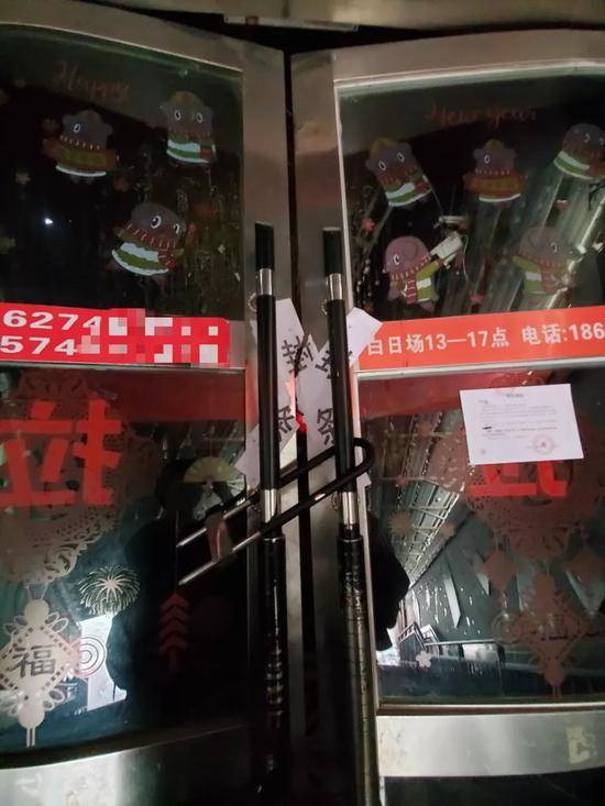 6月21日，杜少平名下的KTV已被查封，大门上还贴着一张落款为“新晃县工业品贸易中心办公室”的“催款通知”。新京报记者李云蝶摄