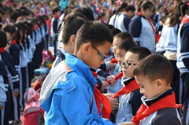 近两千名小学生中华民族园上特殊队课