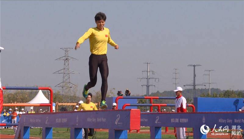 中国选手打破军事五项女子个人全能障碍赛跑世界纪录