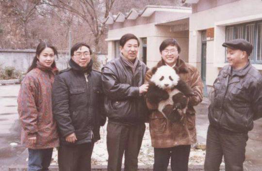 赖炳辉和中国大熊猫保护研究中心首只人工繁育大熊猫“蓝天”合影