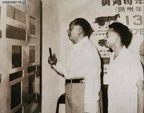 这是1955年4月17日，毛泽东同志参观治理黄河展览。（图片来自央视新闻客户端）