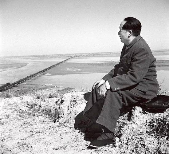 1952年10月31日，毛泽东同志在河南郑州邙山小顶山凝望黄河。新华社发